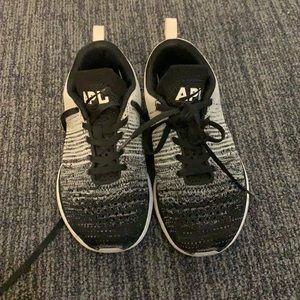 Apl techloom pro sneakers black and white